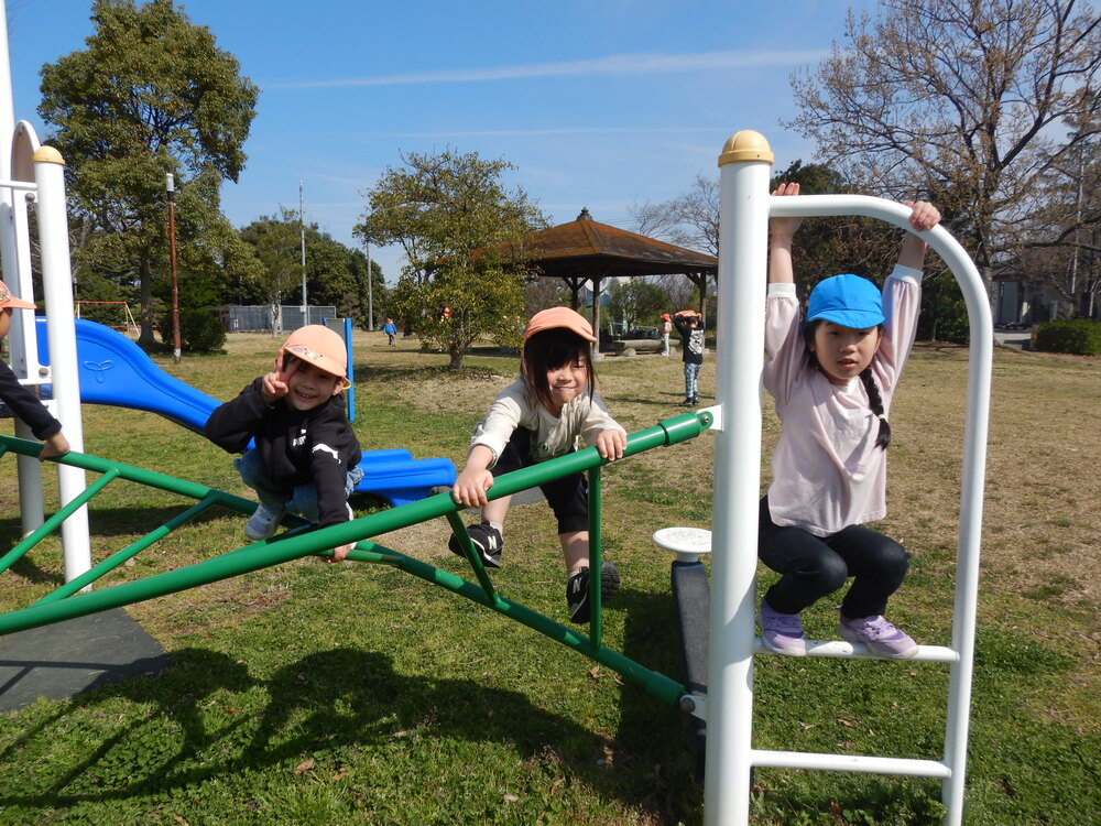 遊具で遊ぶ様子１