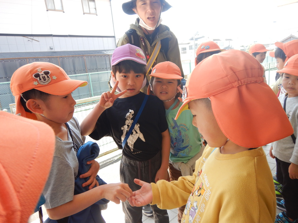 握手をする様子