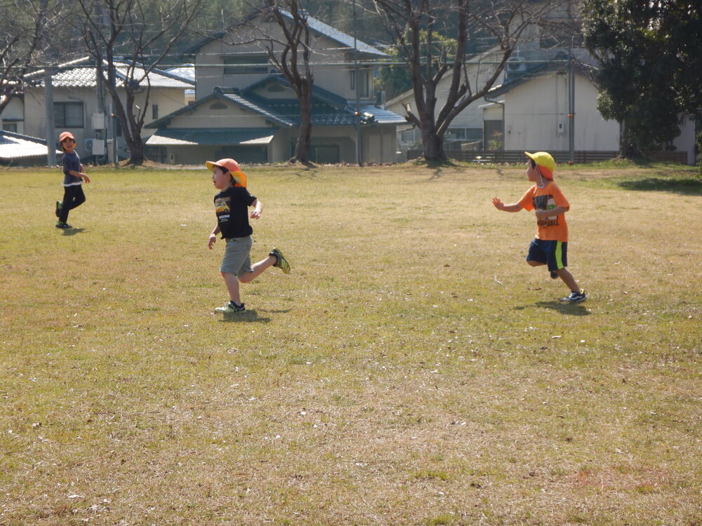 鬼ごっこをする様子
