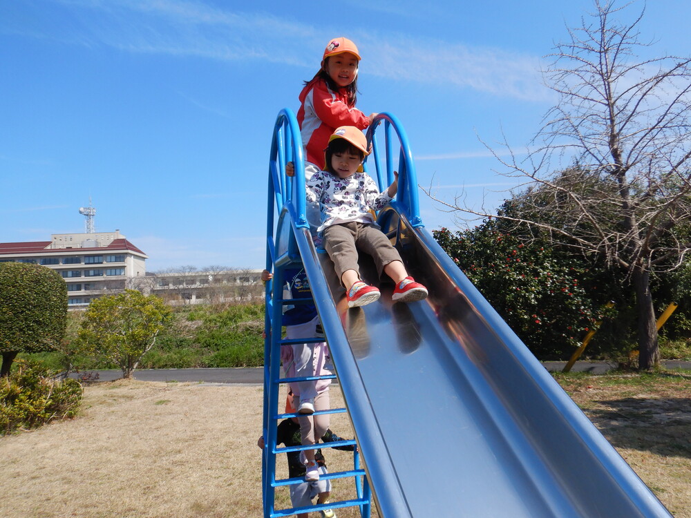 長久児童公園で遊ぶ子ども (2)