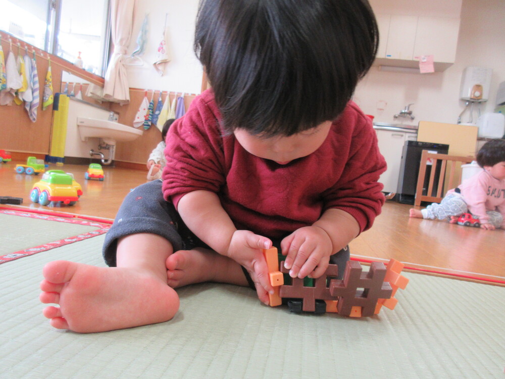 井形ブロックで遊んでいる