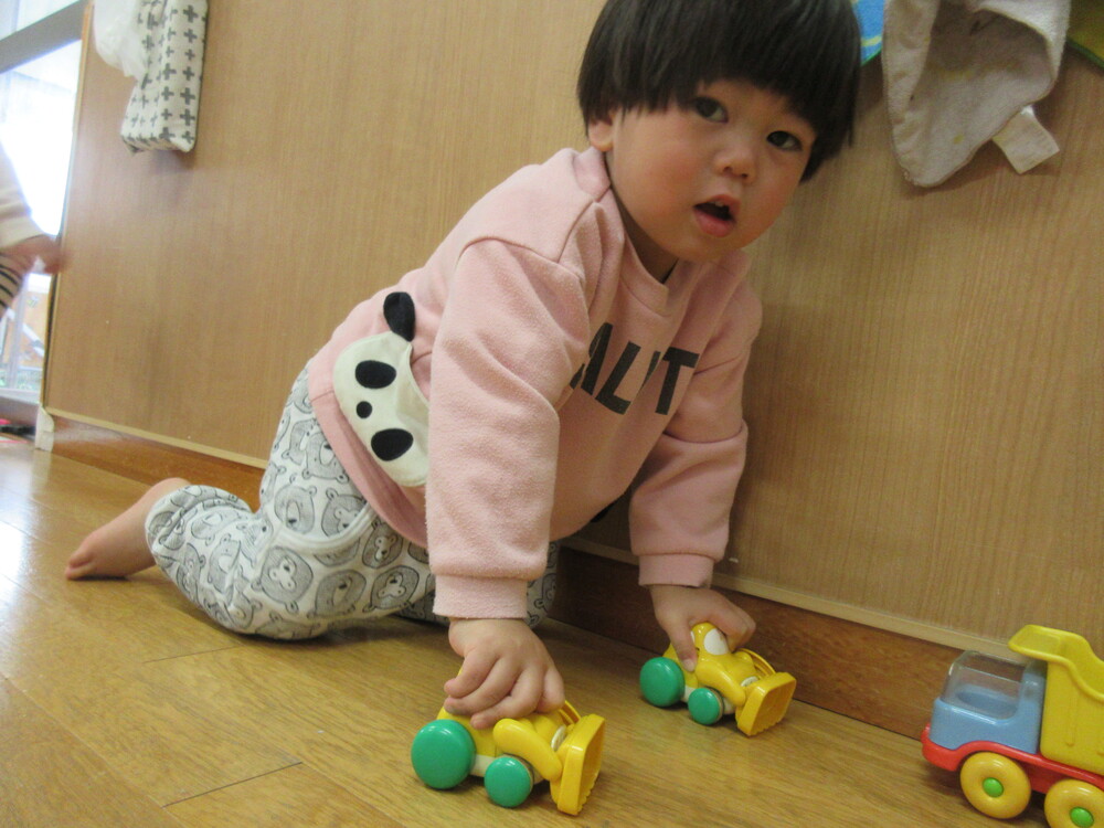 車で遊んでいる