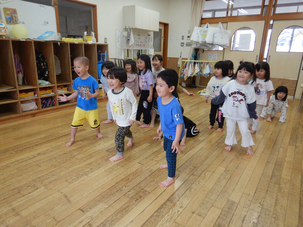 だるまさんがころんだをする子ども (1)