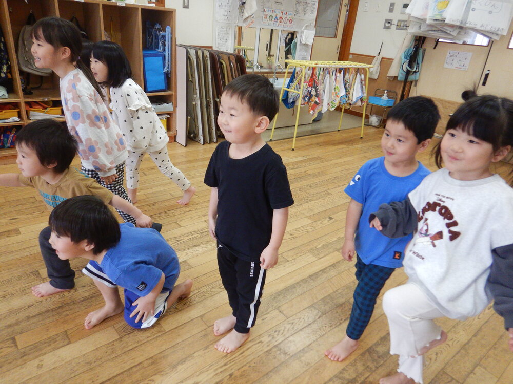 だるまさんがころんだをする子ども (2)