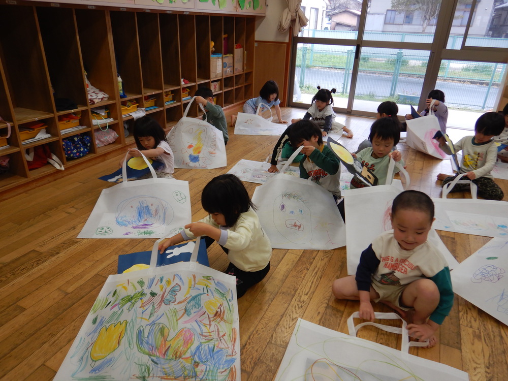 作品を入れる子ども (1)