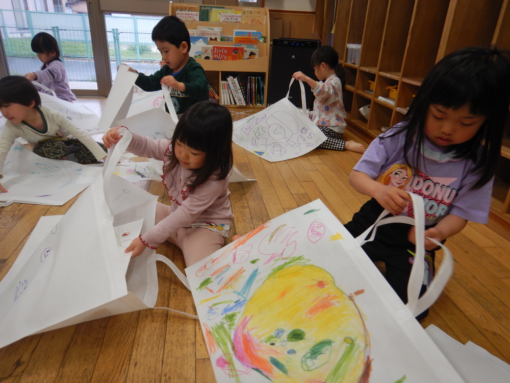 作品を入れる子ども (2)