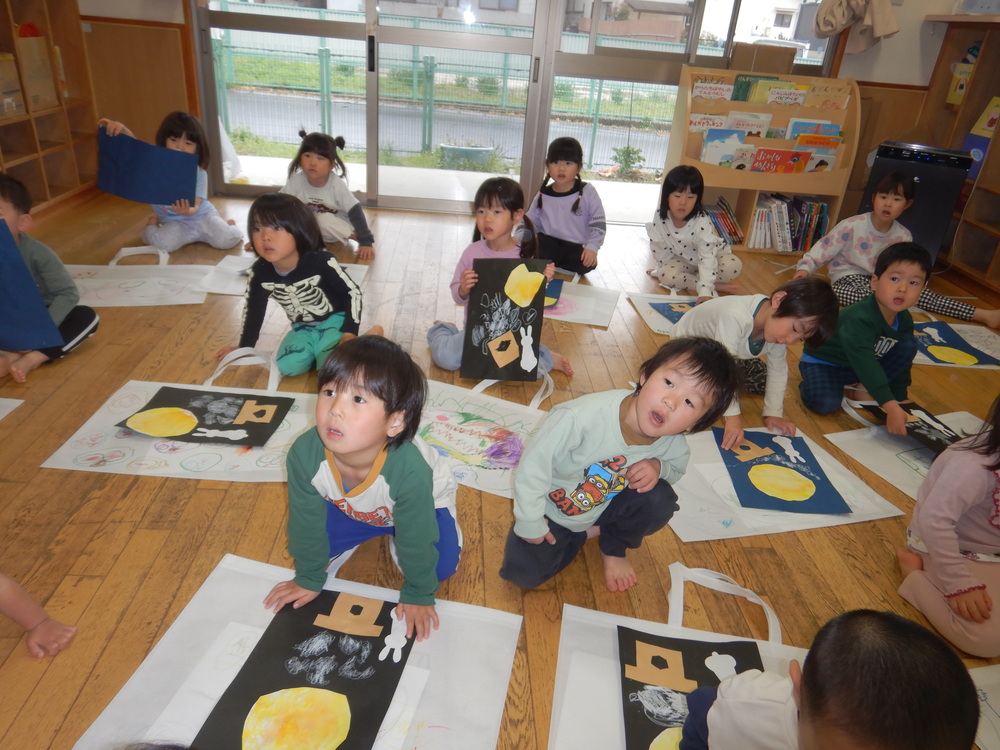 作品を入れる子ども (3)