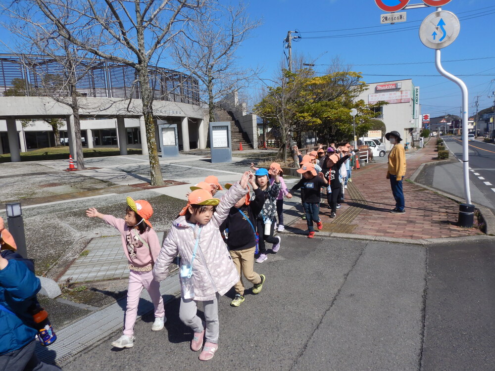 横断歩道を渡る様子