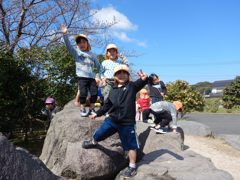 岩場で遊ぶ様子１