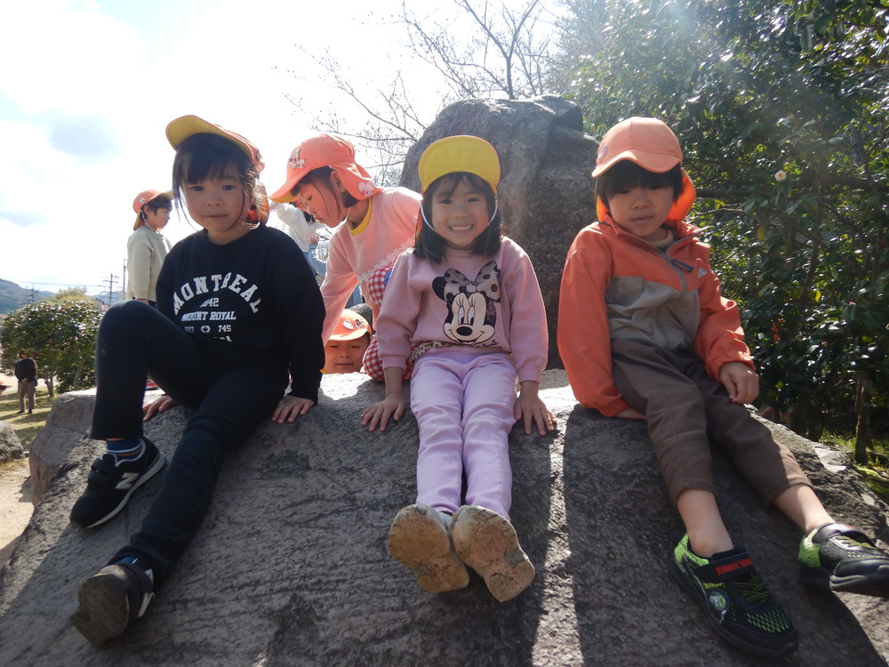 岩場で遊ぶ様子２