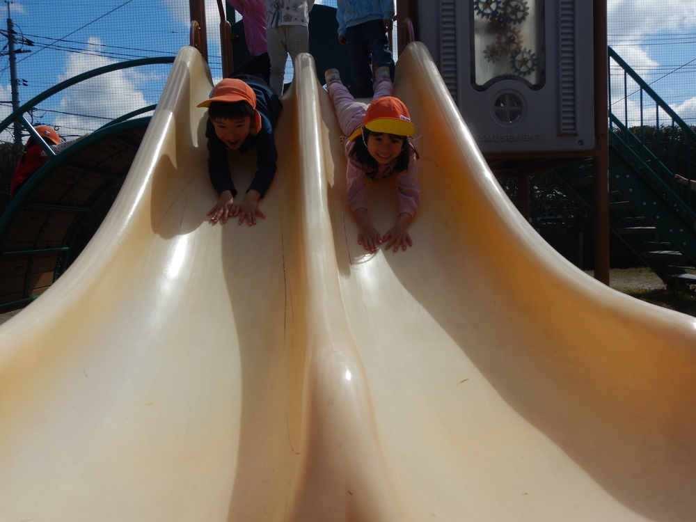 すべり台を滑る様子