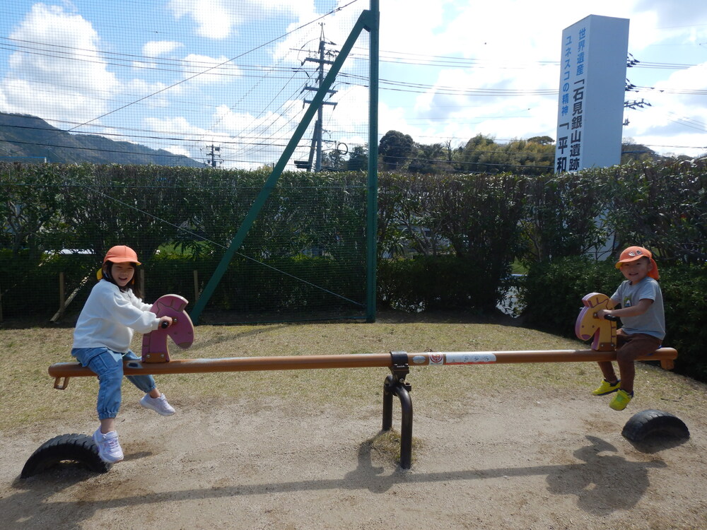 シーソーで遊ぶ様子