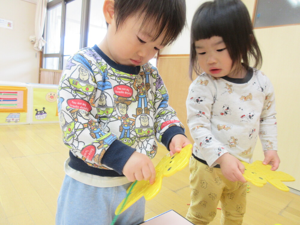 紐通しをしている