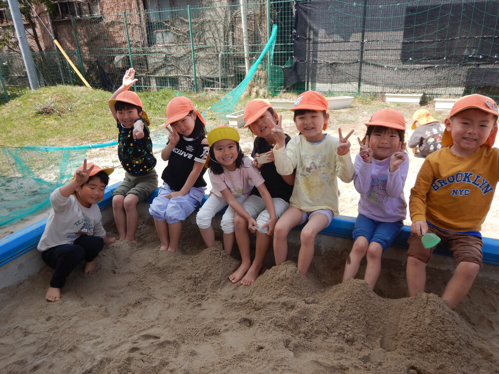 砂場で遊ぶ様子