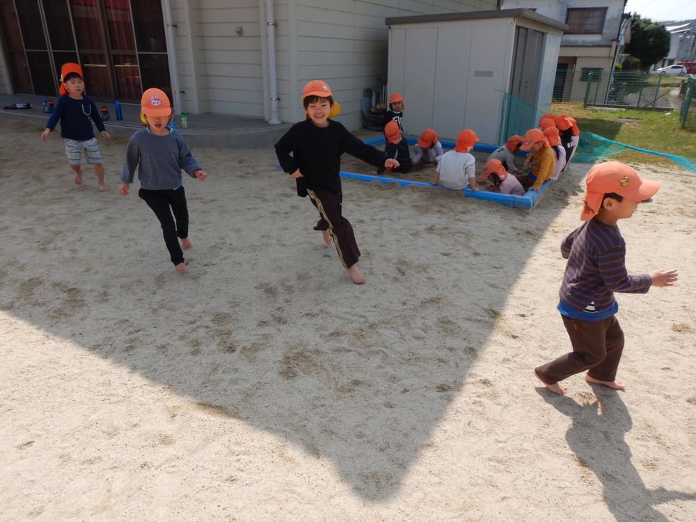 鬼ごっこをしている様子