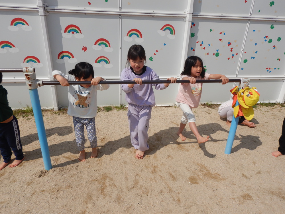 鉄棒をしている様子１