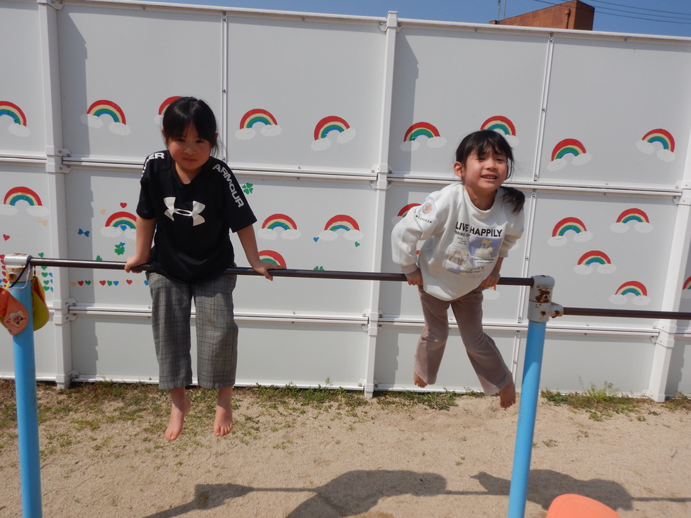 鉄棒をしている様子２