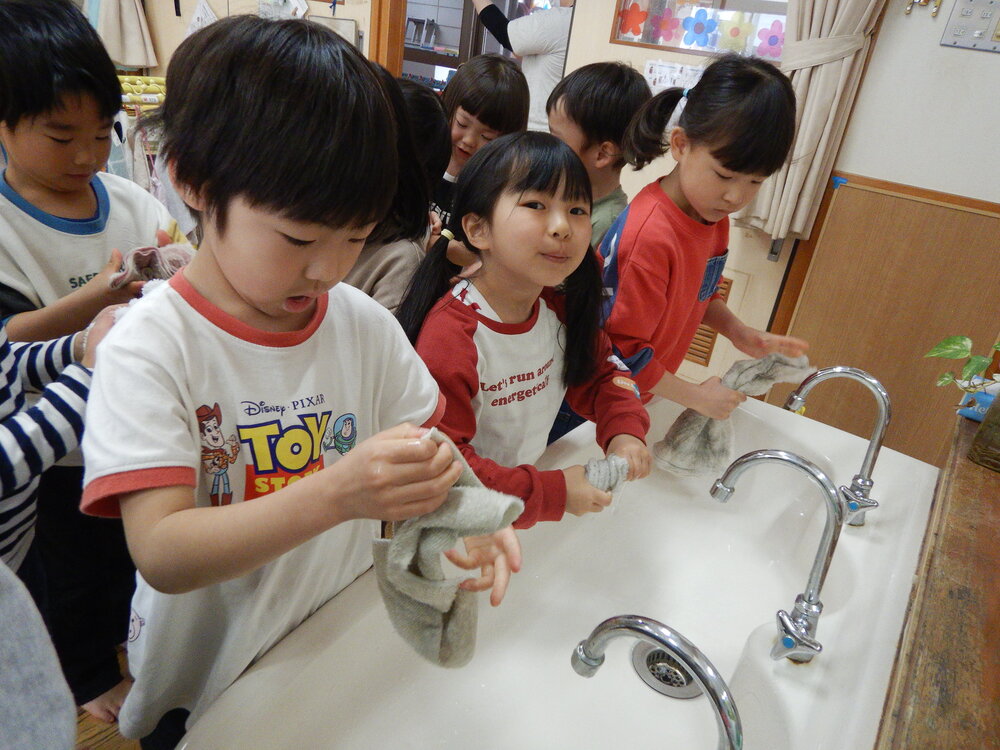 雑巾絞りをする子どもたち