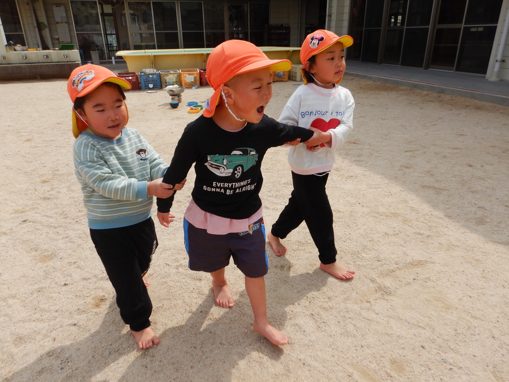 園庭で遊ぶ子ども (1)