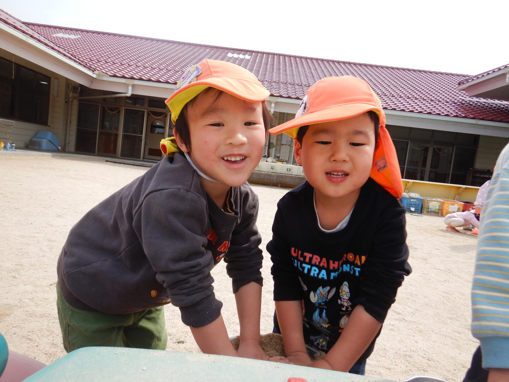 園庭で遊ぶ子ども (2)