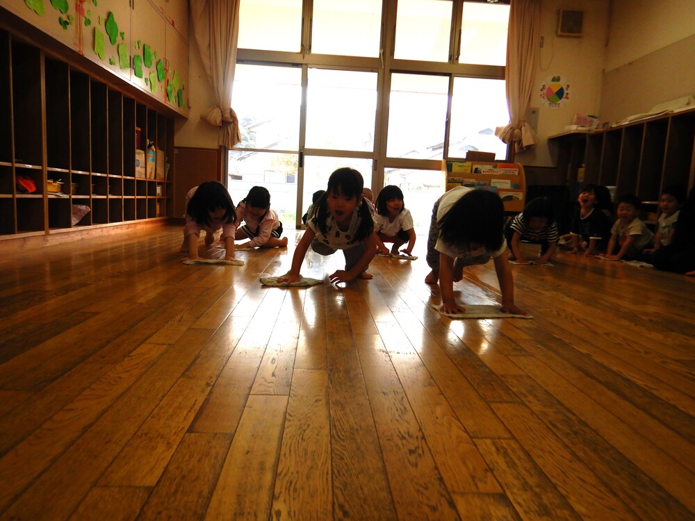 掃除をする子ども (1)