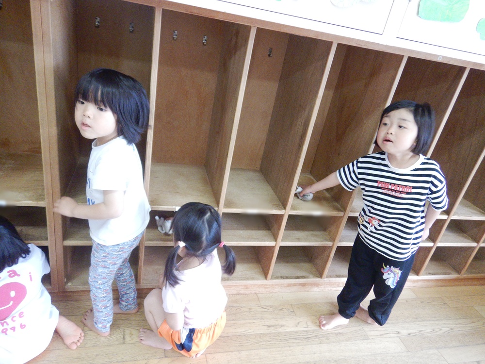 掃除をする子ども (2)