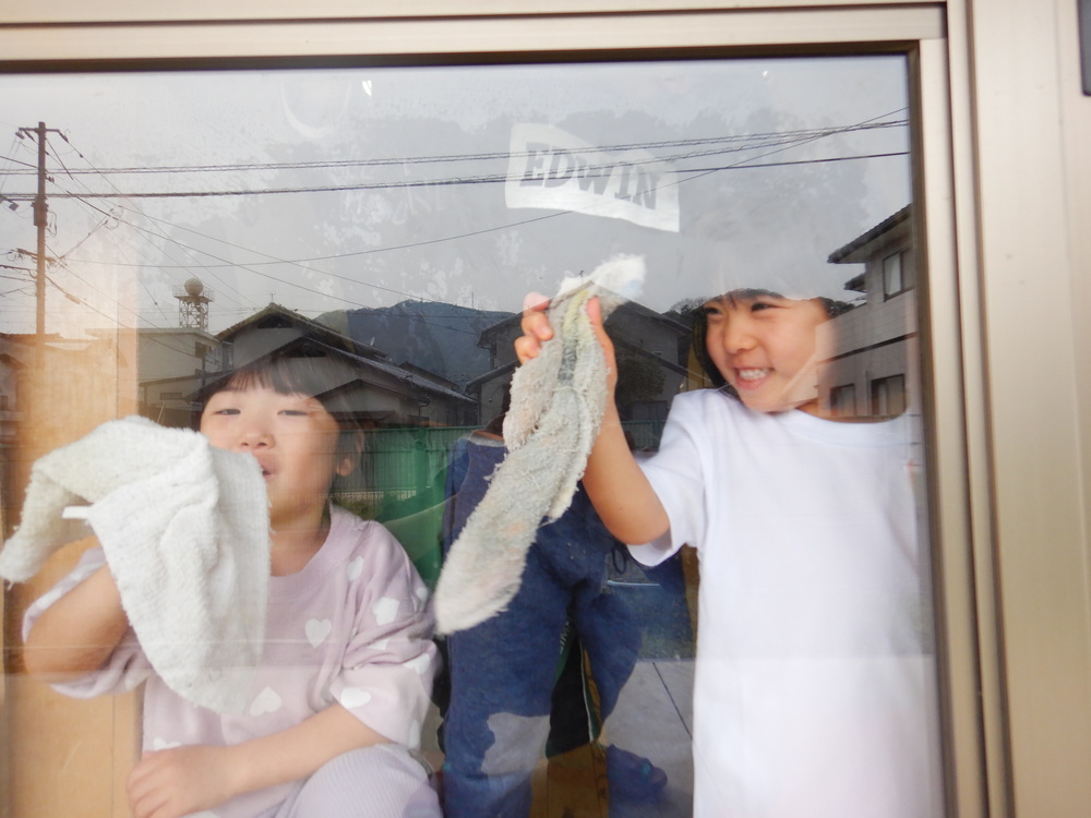 掃除をする子ども (3)