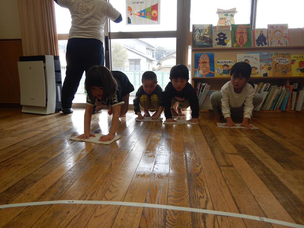 雑巾がけをする様子