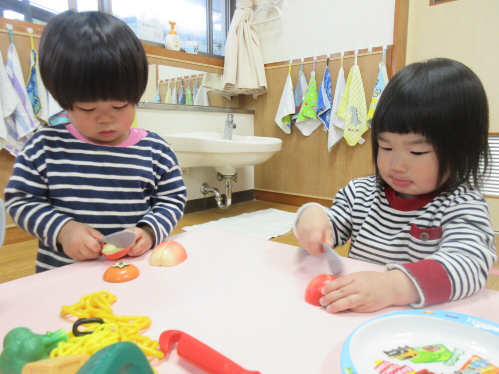 おままごとしている