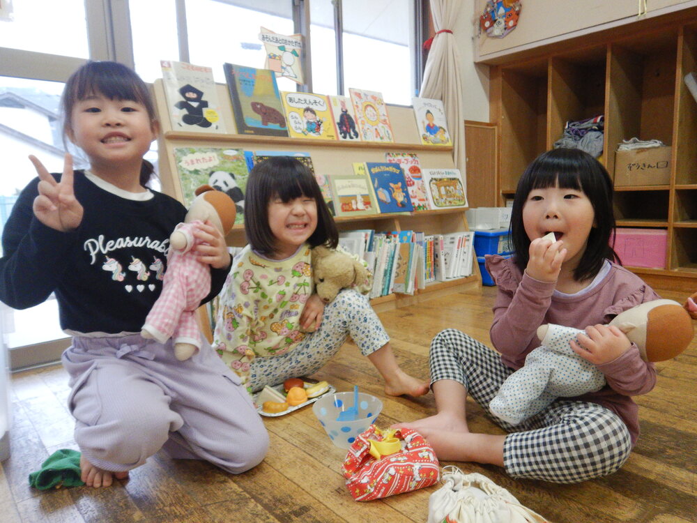 おままごとをする子ども (1)