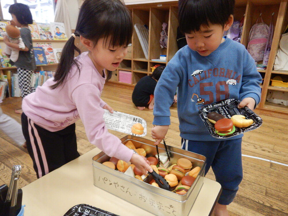おままごとをする子ども (2)
