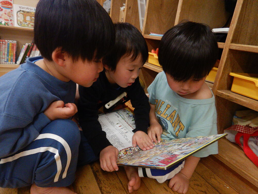 絵本を見る子ども