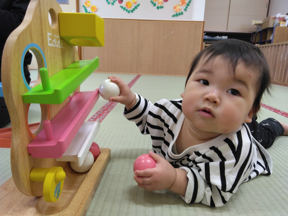 おもちゃで遊ぶ子ども