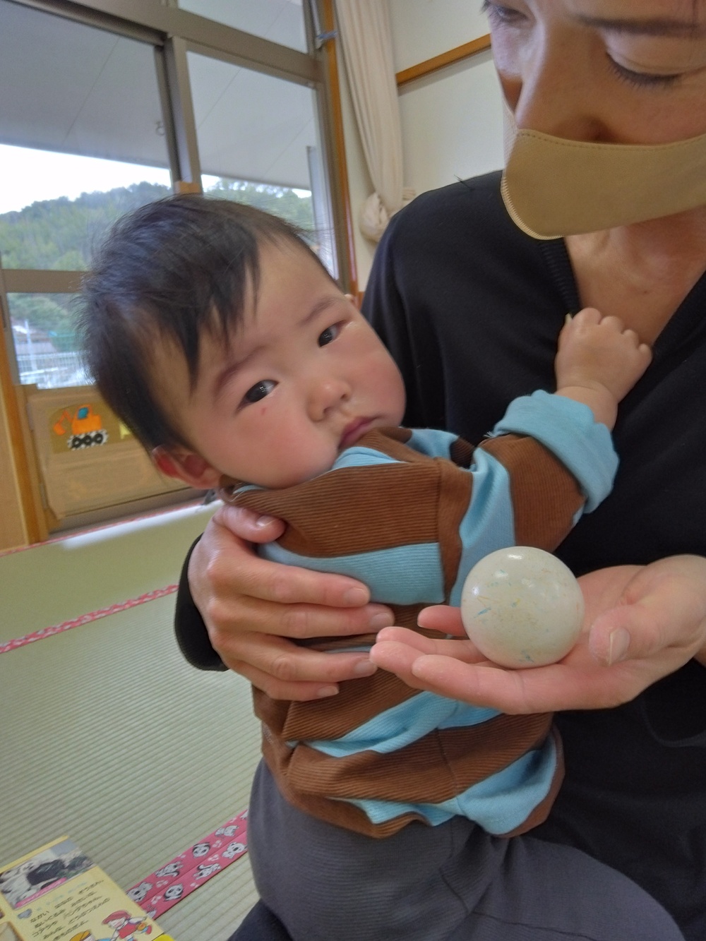 抱っこされている子ども