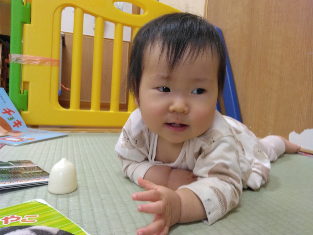 部屋で遊ぶ様子 (1)