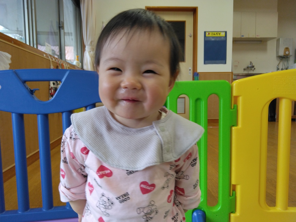 部屋で遊ぶ様子 (2)