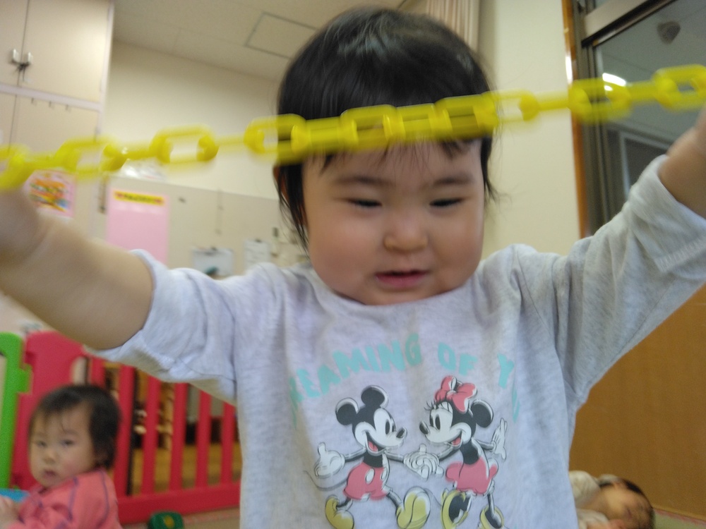 部屋で遊ぶ様子 (3)