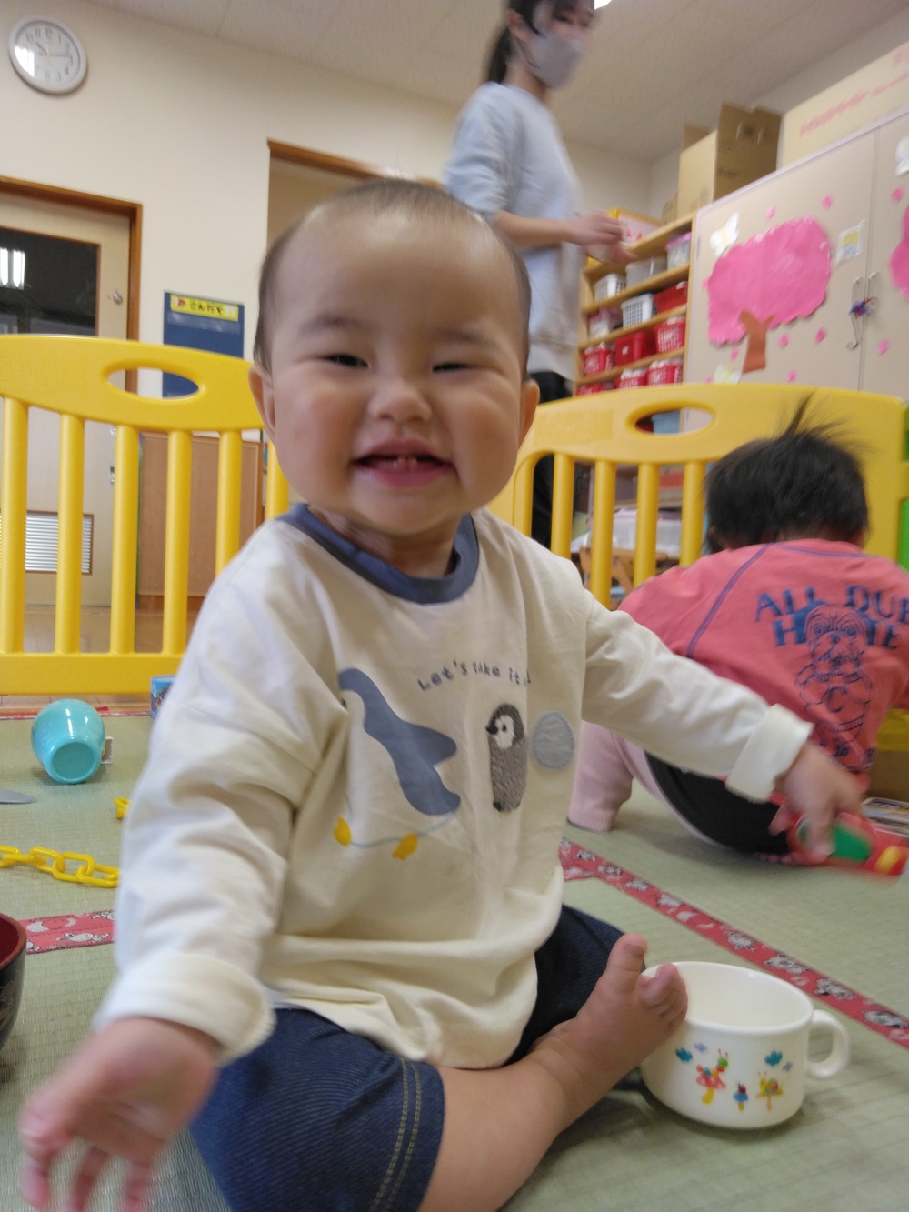 部屋で遊ぶ様子 (4)