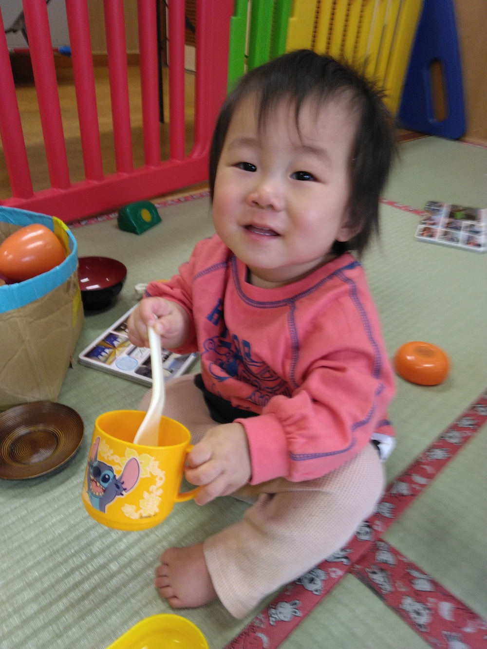 部屋で遊ぶ様子 (5)