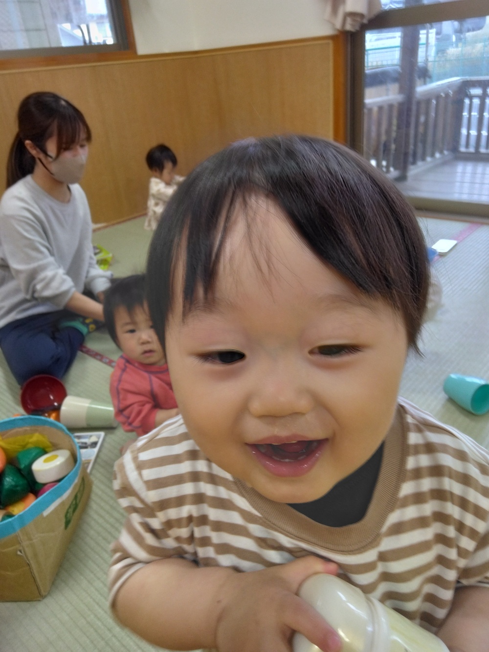 部屋で遊ぶ様子 (6)