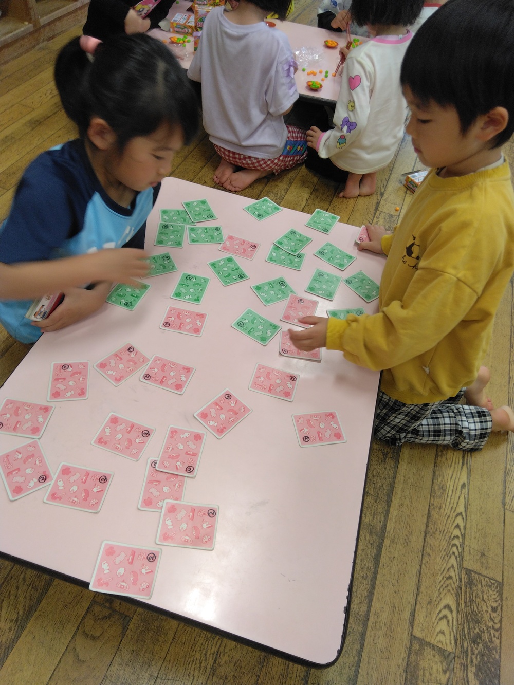 カードゲームをする様子