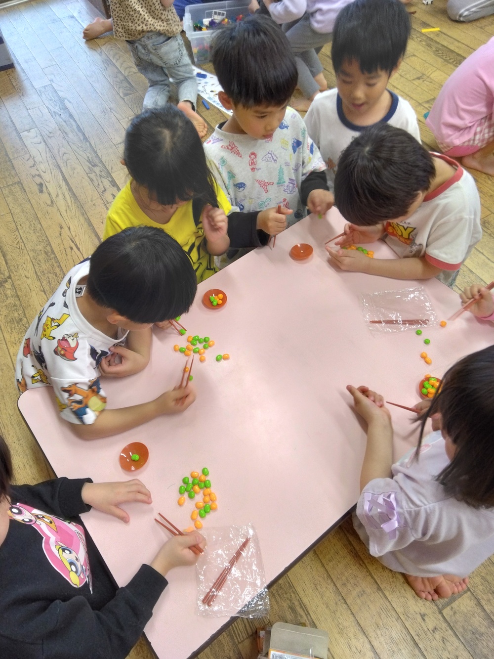 橋の遊びをしている様子