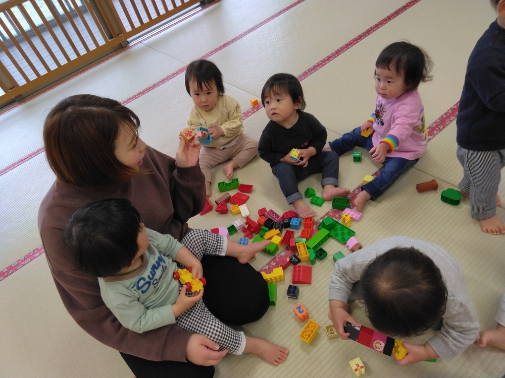お部屋で遊んでいる様子 (2)