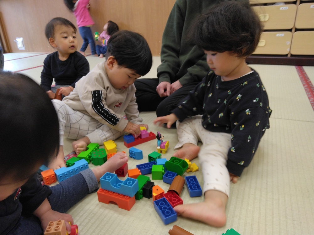 お部屋で遊んでいる様子 (3)