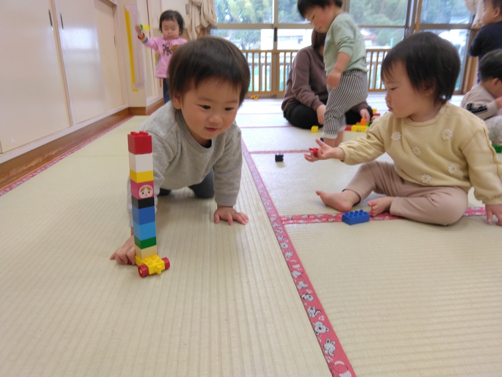 お部屋で遊んでいる様子 (5)
