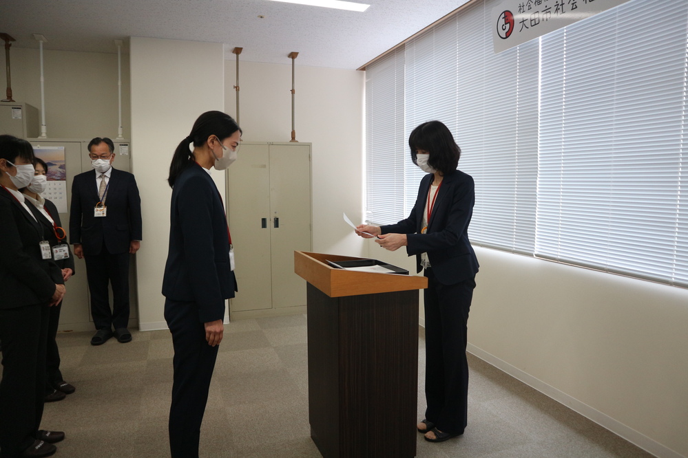 異動辞令手渡し