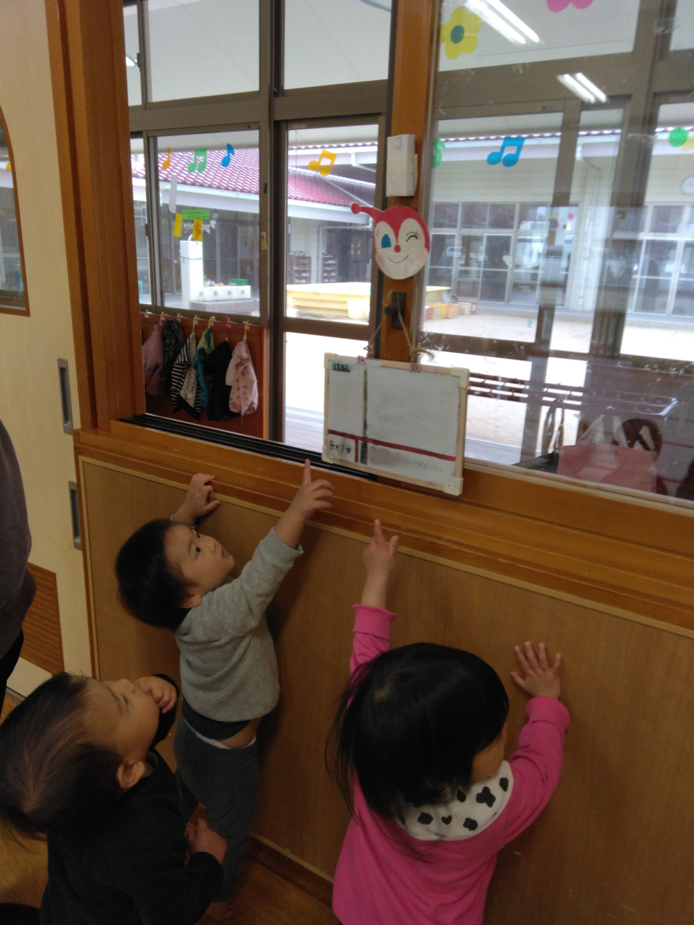 お部屋で遊んでいる様子 (1)