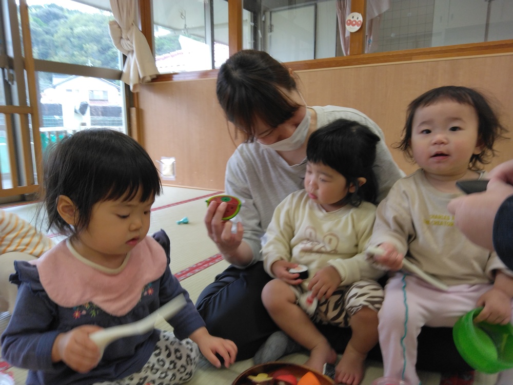 おままごとで遊ぶ子ども (1)