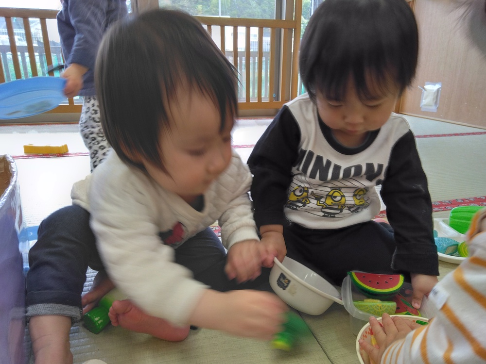 おままごとで遊ぶ子ども (2)