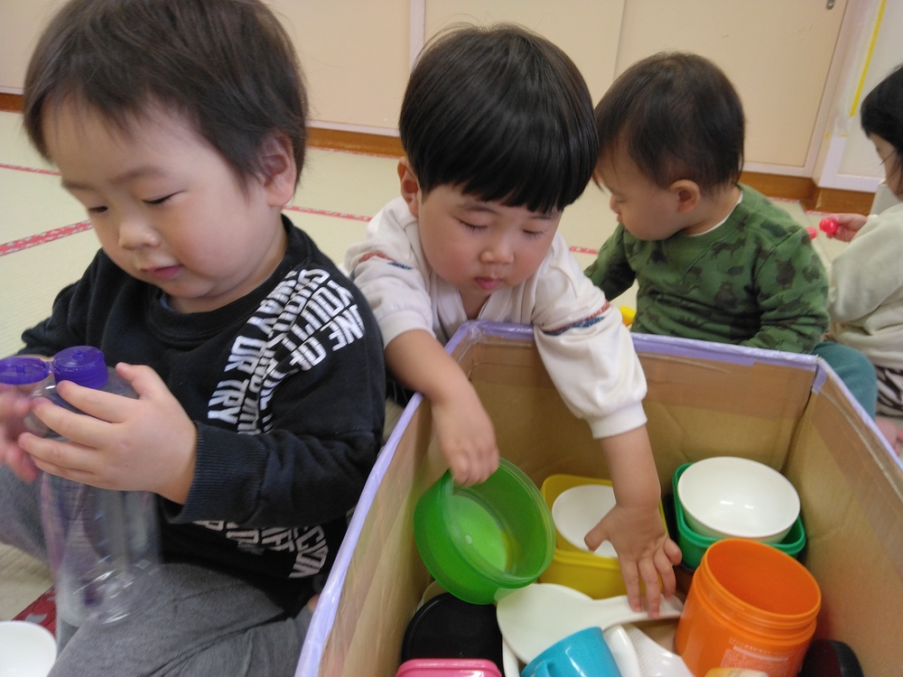 おままごとで遊ぶ子ども (3)